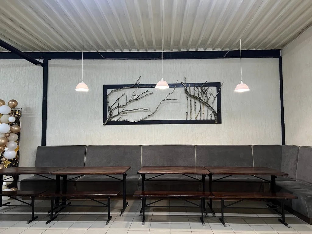 Уютное место отдыха для большой веселой компании с танцполом и баром