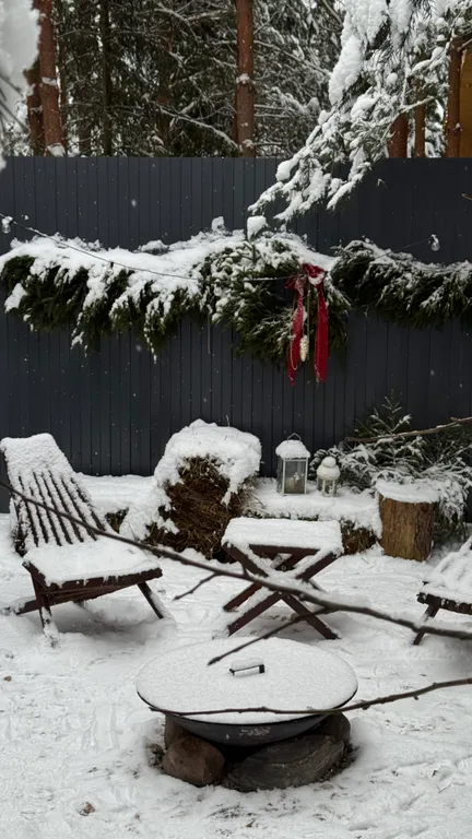 Скандинавский дом с ванной внутри и видом на лес