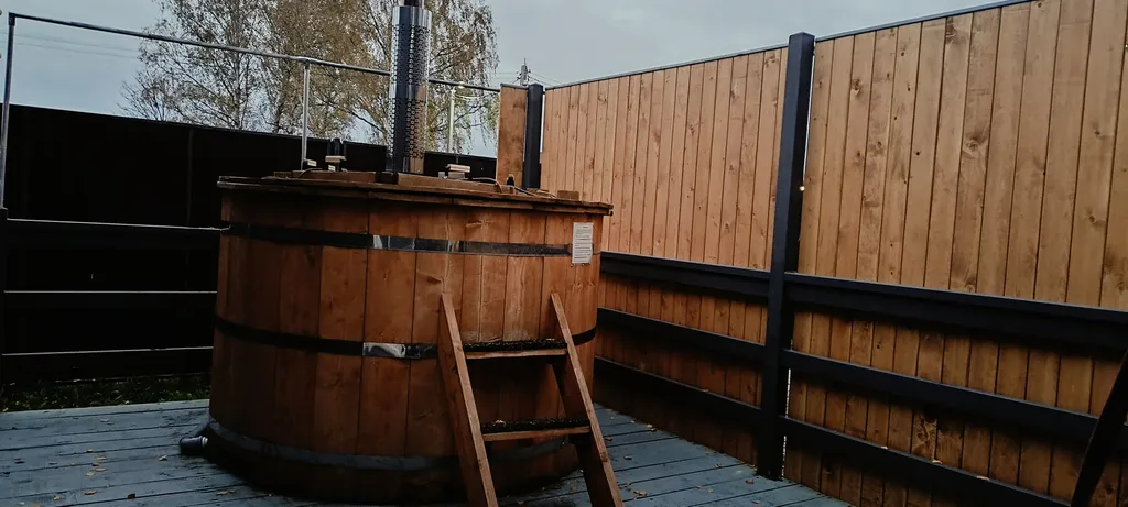 Дом с купелью и сауной, костровой зоной, мангалом и качелями