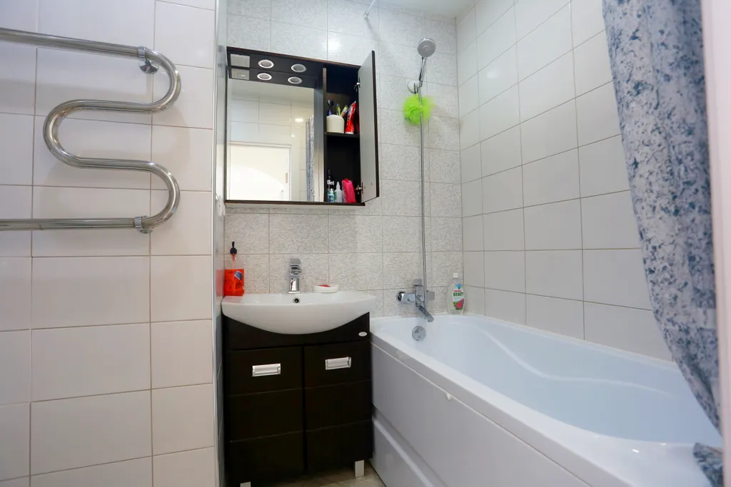 Уютная квартира в стиле лофт с комфортной кроватью и угловым диваном