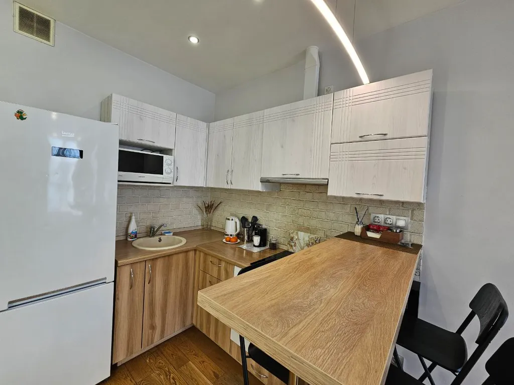 Стильная студия с панорамным окном на Борисовке White Lodging