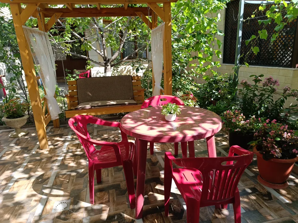 Домик для двоих, утопающий в зелени