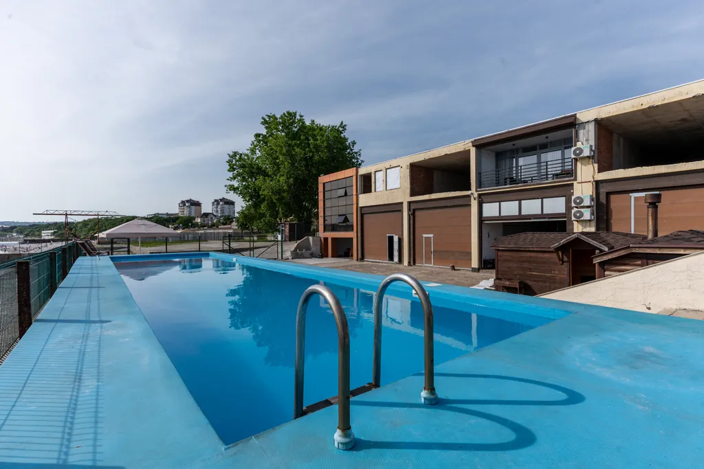 Эллинг на берегу моря