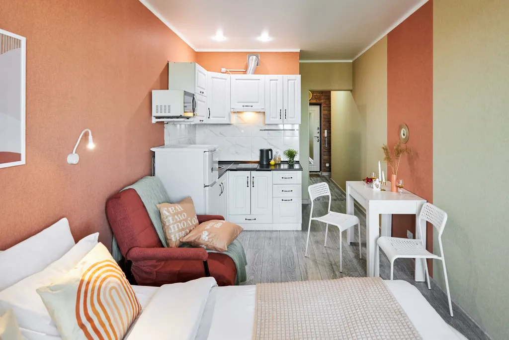 Студия у ЖД вокзала, в центре города