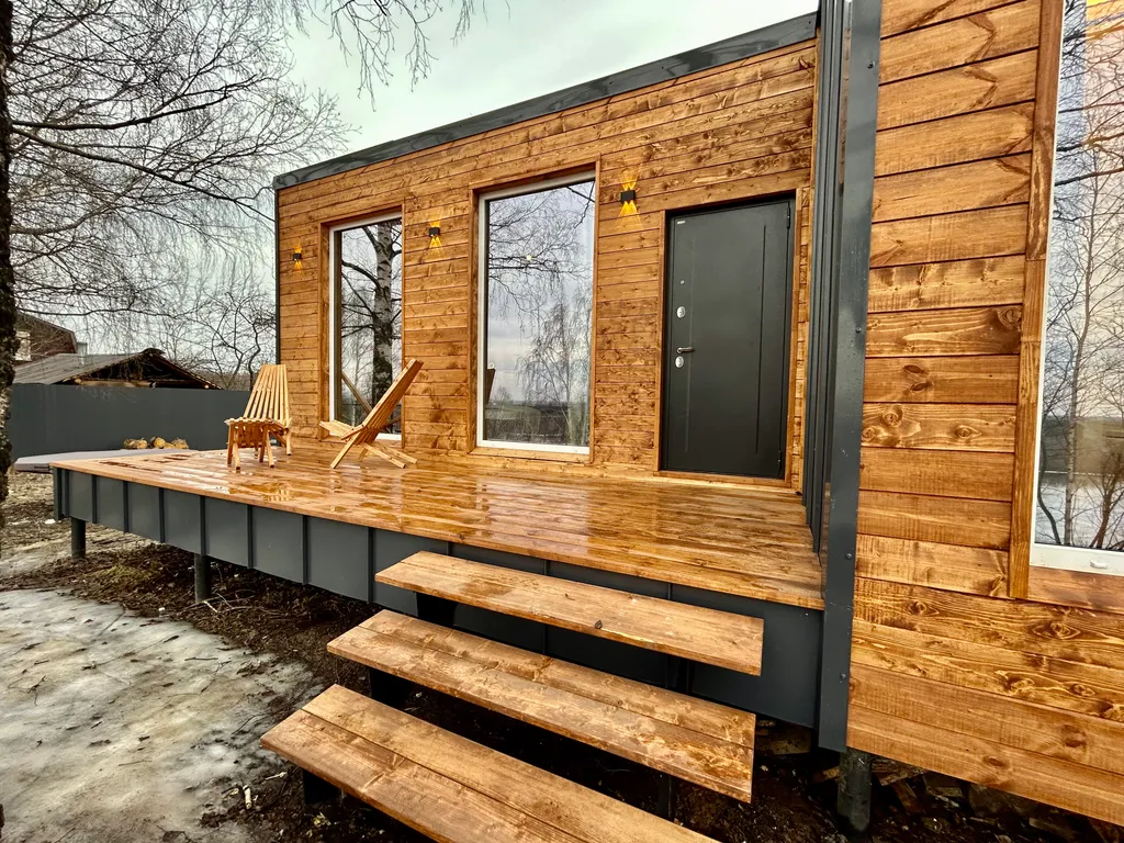 Дом с чаном на берегу реки