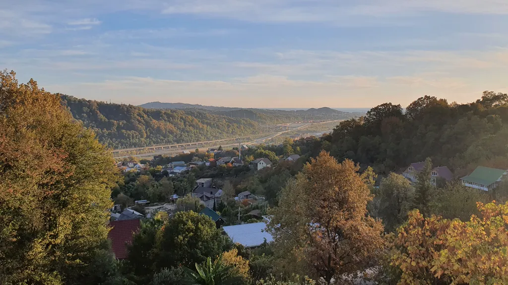 Трёхэтажный таунхаус в живописном месте с большим садом
