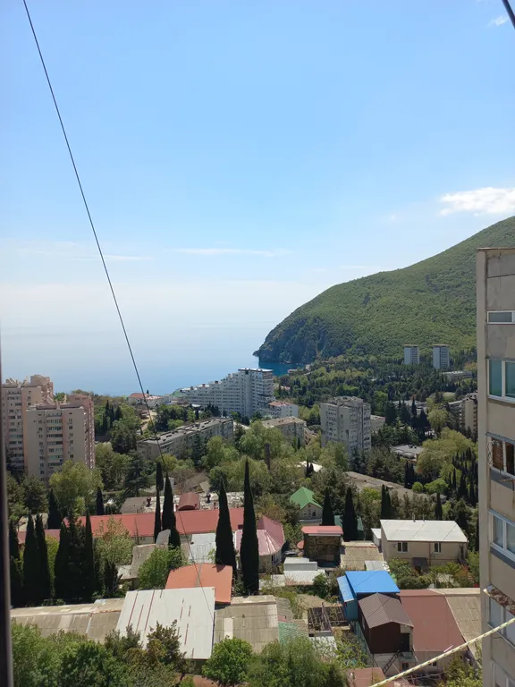 С панорамным видом на море и гору медведь (аю-даг)