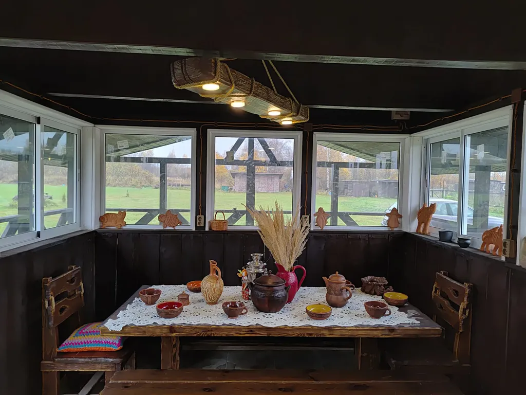 Дом с баней и пирсом на берегу пруда