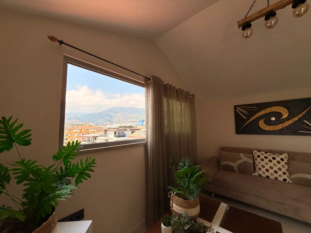 Двухуровневые апартаменты с видом на море и горы