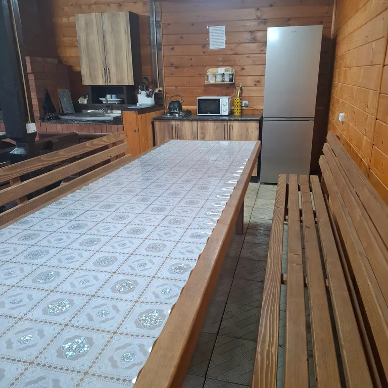 Домик у реки Дах с видом на горы