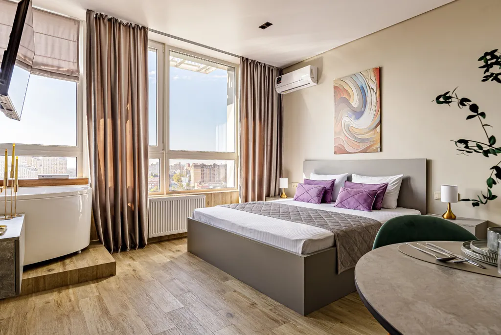 VIP-студия с роскошной ванной у панорамного окна