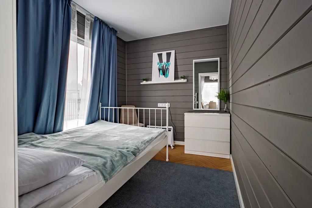 Grey House с дикими зайцами