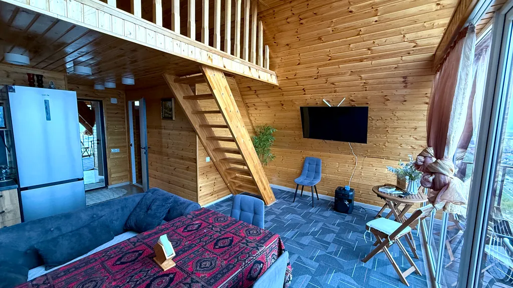 A-frame домик с панорамным видом на город