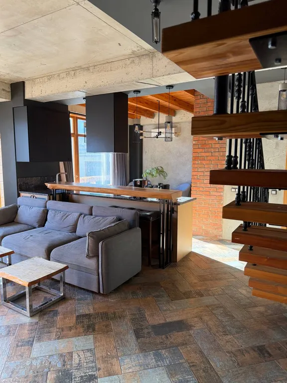 Квартира с 2 каминами в центре