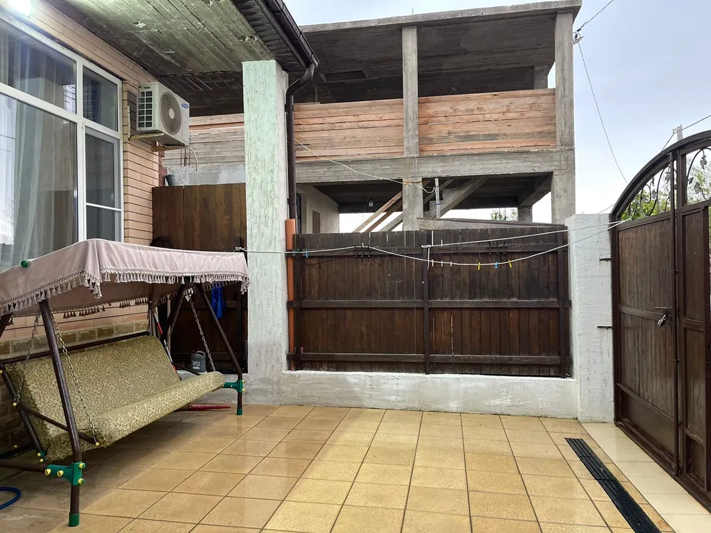 Дом у моря в окружении гор