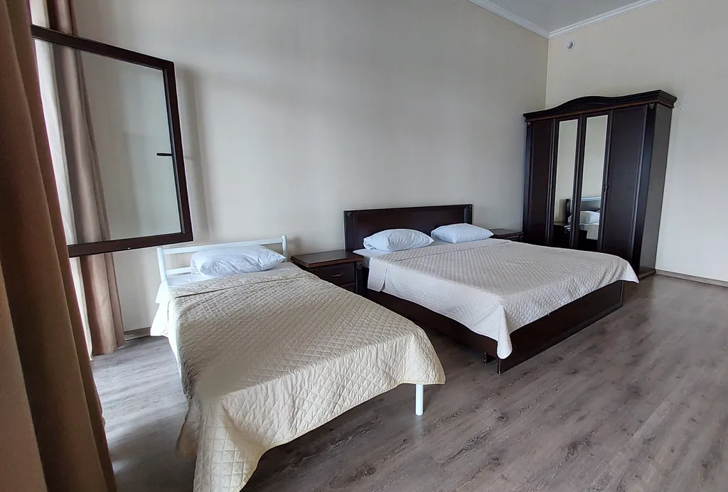 Просторный дом с большим двором в центре