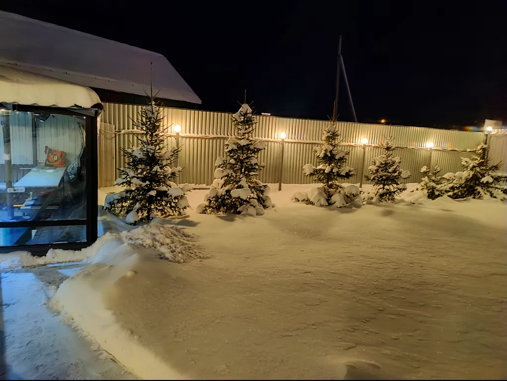 Современный дом с уличной подогреваемой купелью и сауной