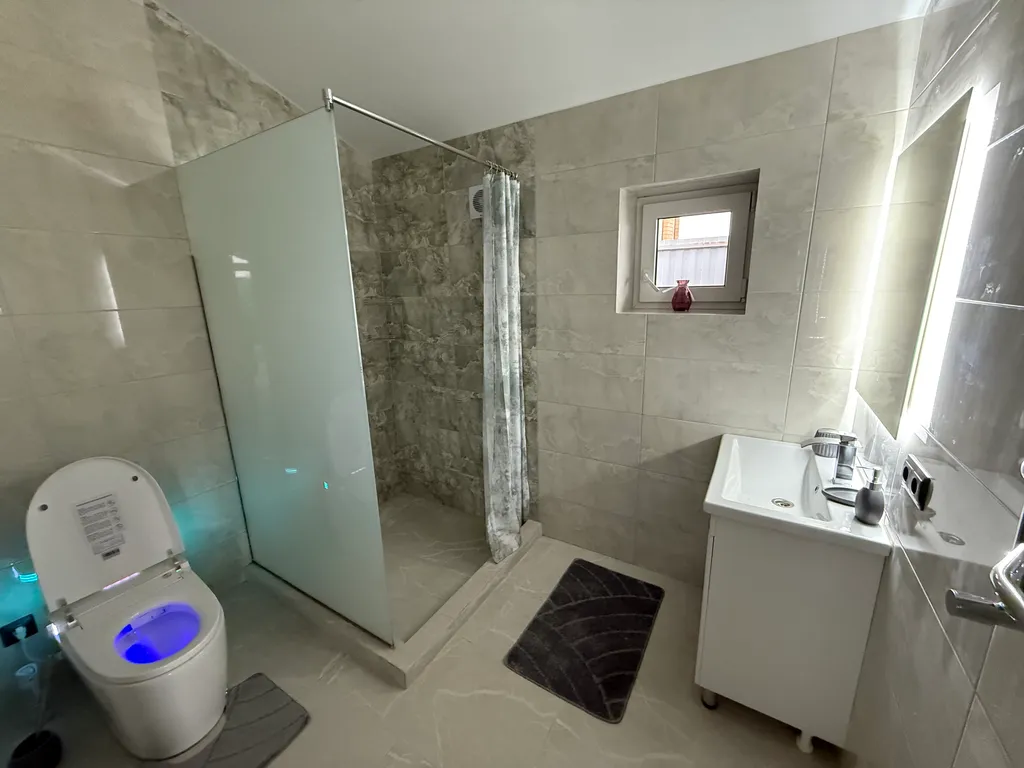 Дом на берегу реки с банным чаном