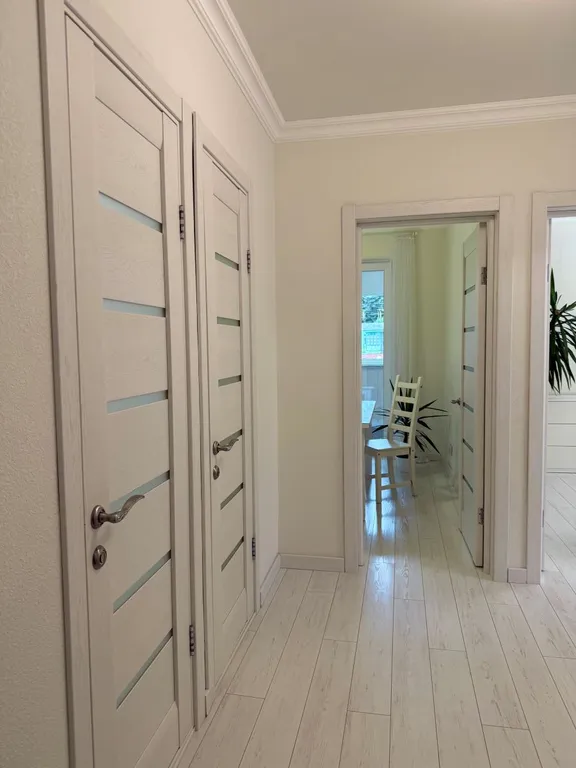 Две изолированные спальни с видом на горы в центре Ялты.