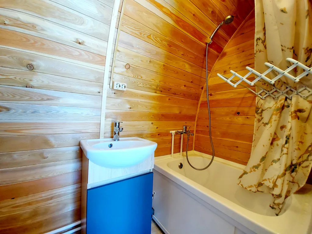 Уютный кемпинг среди леса с видом на горы