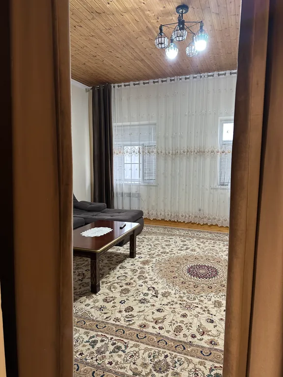 Уютный домик аквамарин у водопада и леса