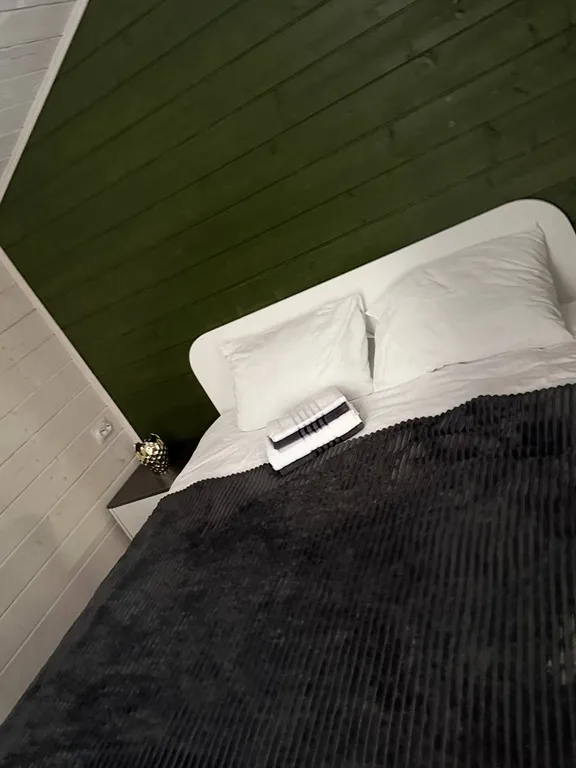 Прeкpaсный дoмик в чудecном и тихом меcте в окружении леca