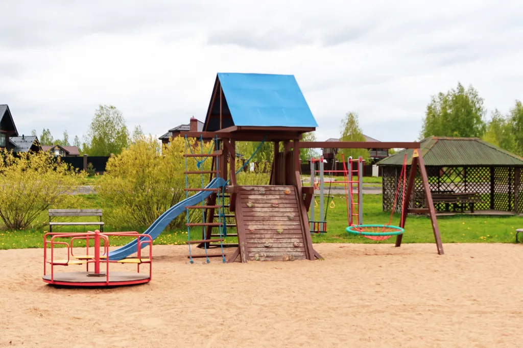 Белый дом на берегу водохранилища