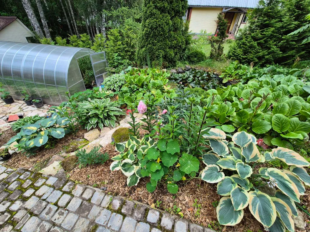 Двухэтажный загородный дом рядом с озером