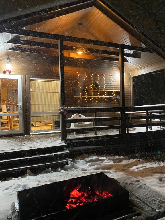 Деревянный коттедж с видом на озеро