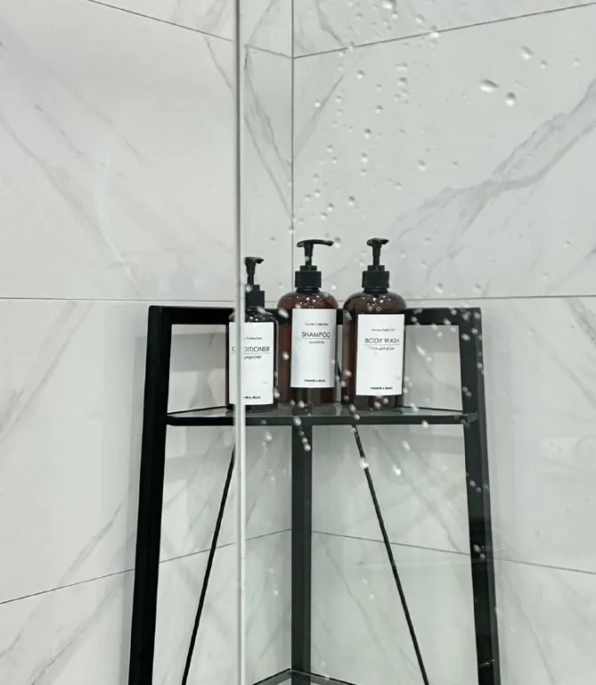 Апартамент с панорамными окнами и очками виртуальной реальности