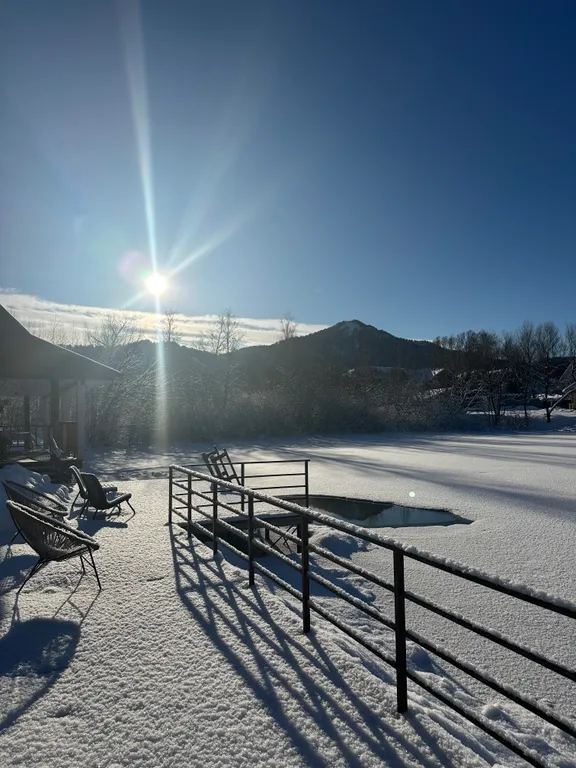 Уютный дом на берегу озера