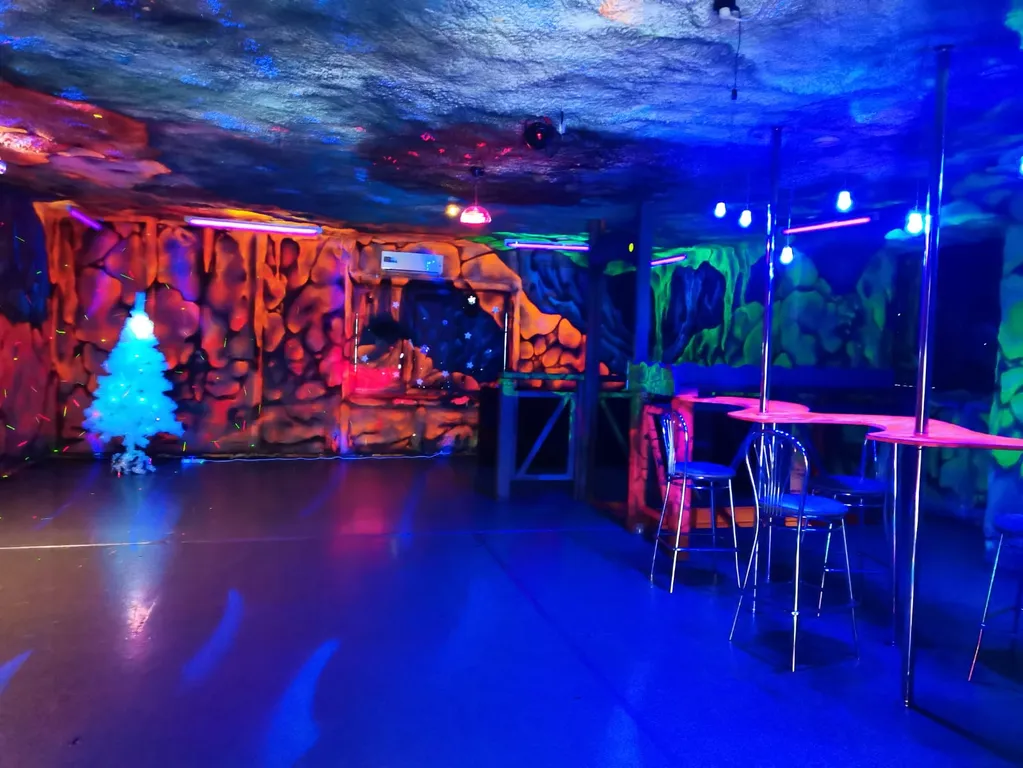 Трёхэтажный коттедж с ночным клубом баней и бассейном