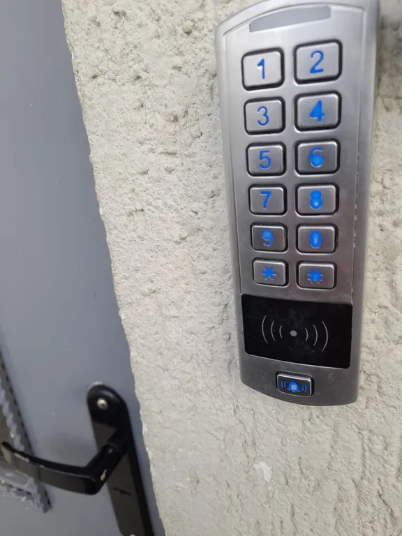 Уютная квартира у моря с видом с балкона на достопримечательности, ели и город