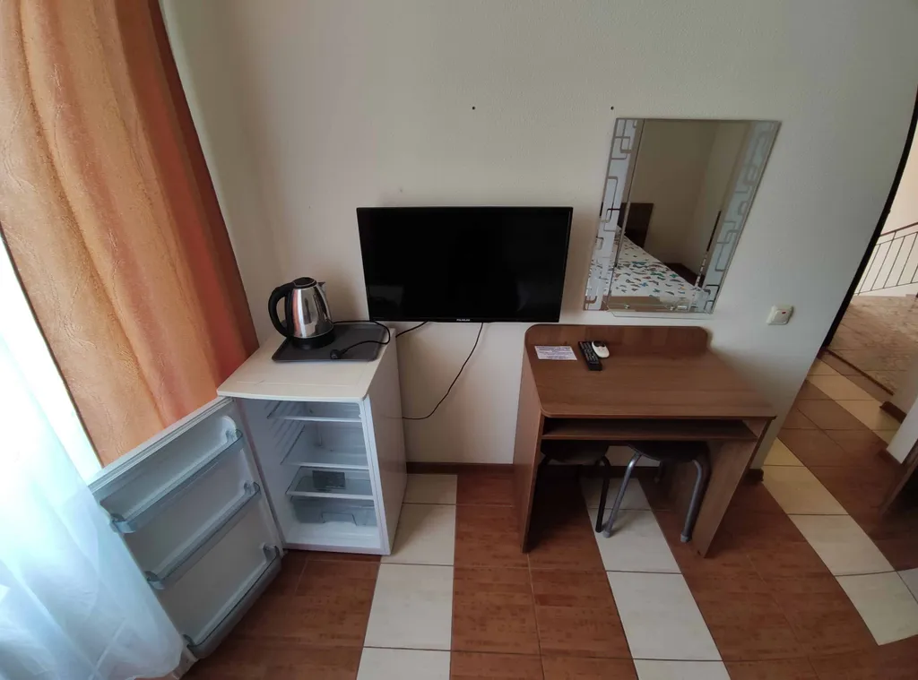 №13 Трёхместный номер с балконом с видом на парковку.