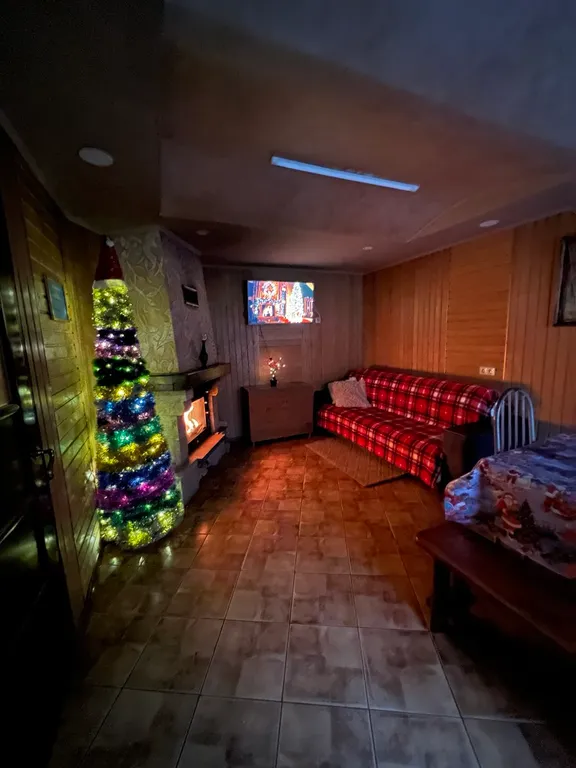 Уютный домик с баней, камином и террасой возле пруда