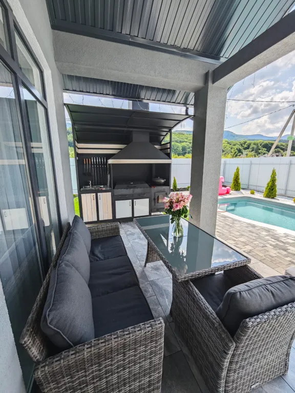 Коттедж с бассейном и баней