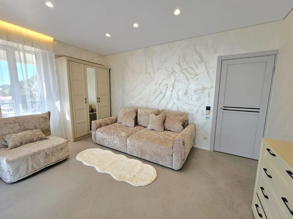 Большая квартира с видом на море