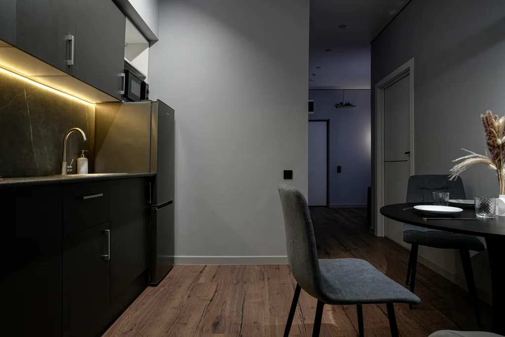 Luna Moscow — дизайнерская квартира с зеркальной мозаикой возле кровати