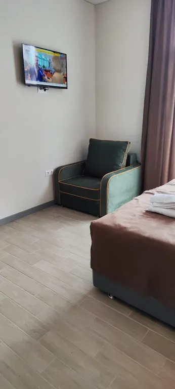 Трехместный номер с балконом с видом на улицу