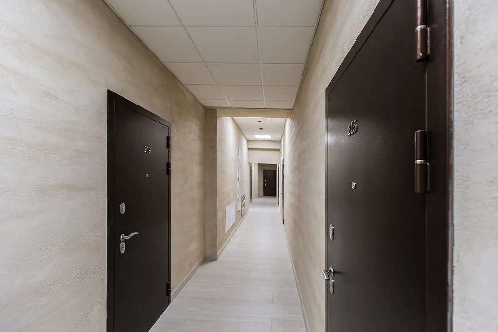 Красивая однокомнатная квартира с балконом на первой линии у моря