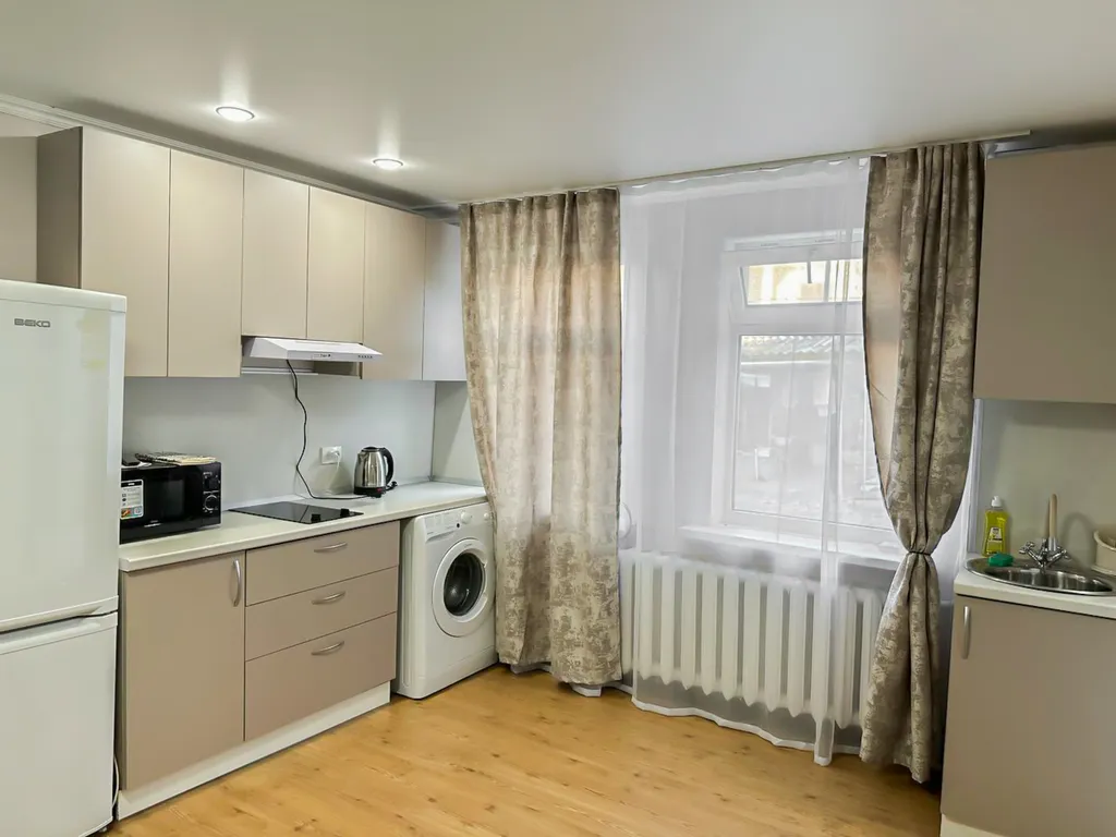 Домик с двором и парковкой для семей, командированных гостей и пар