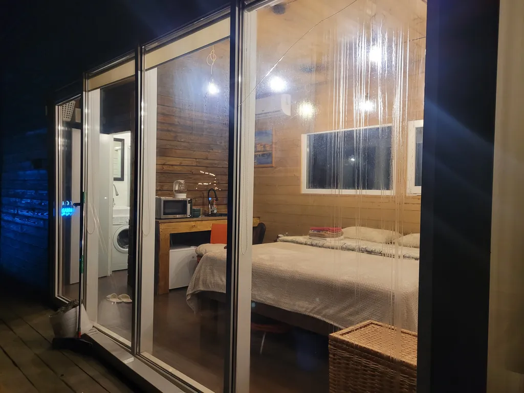 Домик у снежных вершин