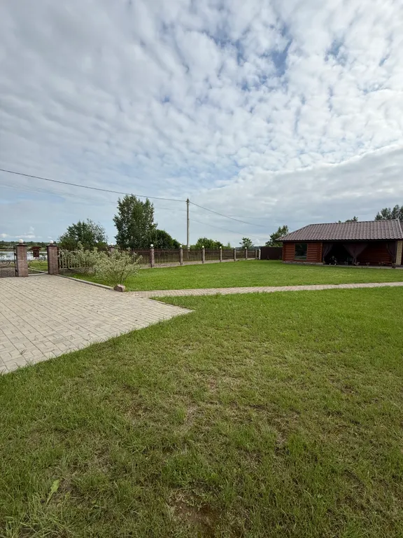 Дом на берегу реки с баней