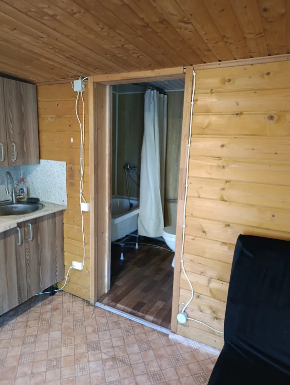 Маленький, уютный коттедж в сосновом лесу