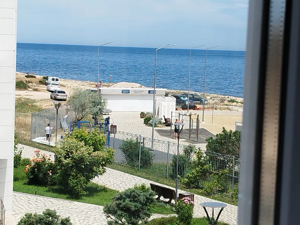 Студия на берегу моря, первая линия