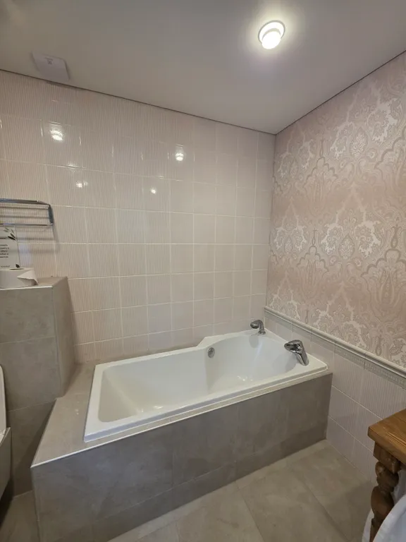 Загородный дом с бассейном и банкетным залом