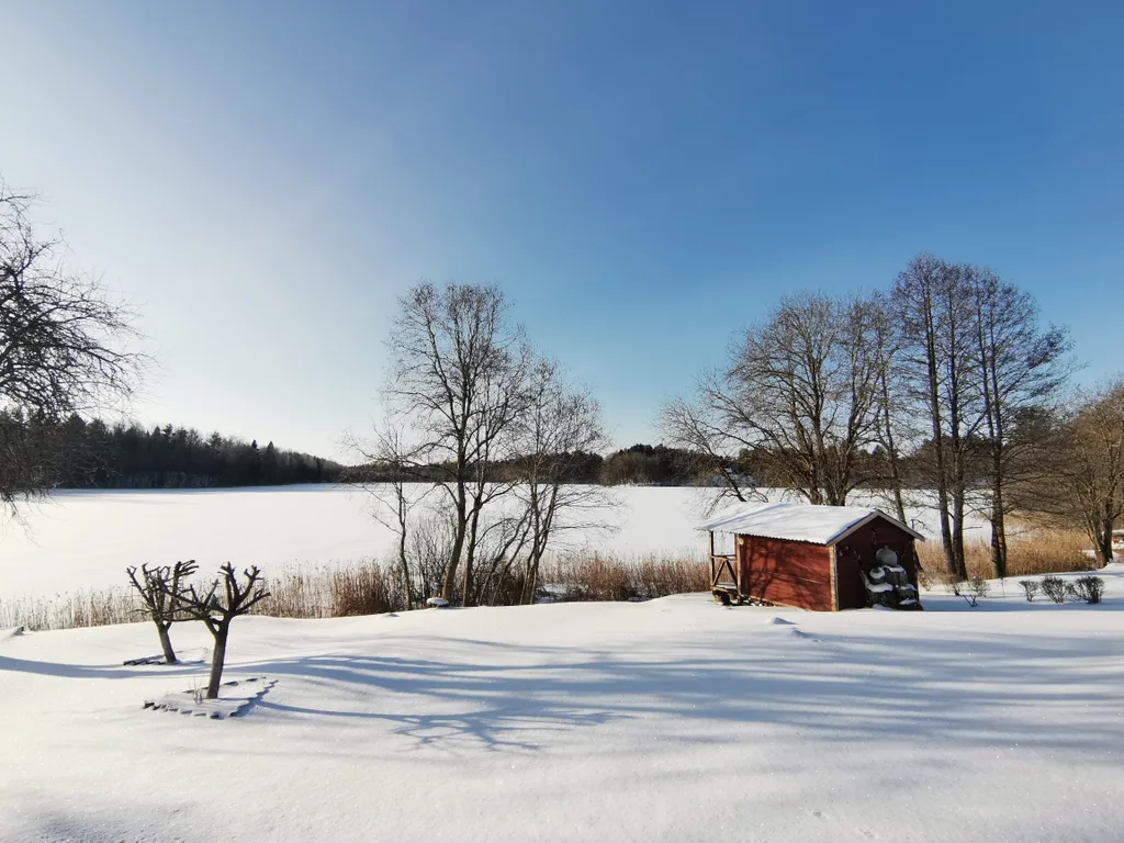 Дом с баней на берегу озера