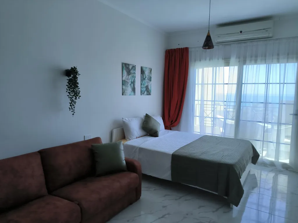 Уютная студия в терракотовом цвете на берегу моря, первая линия