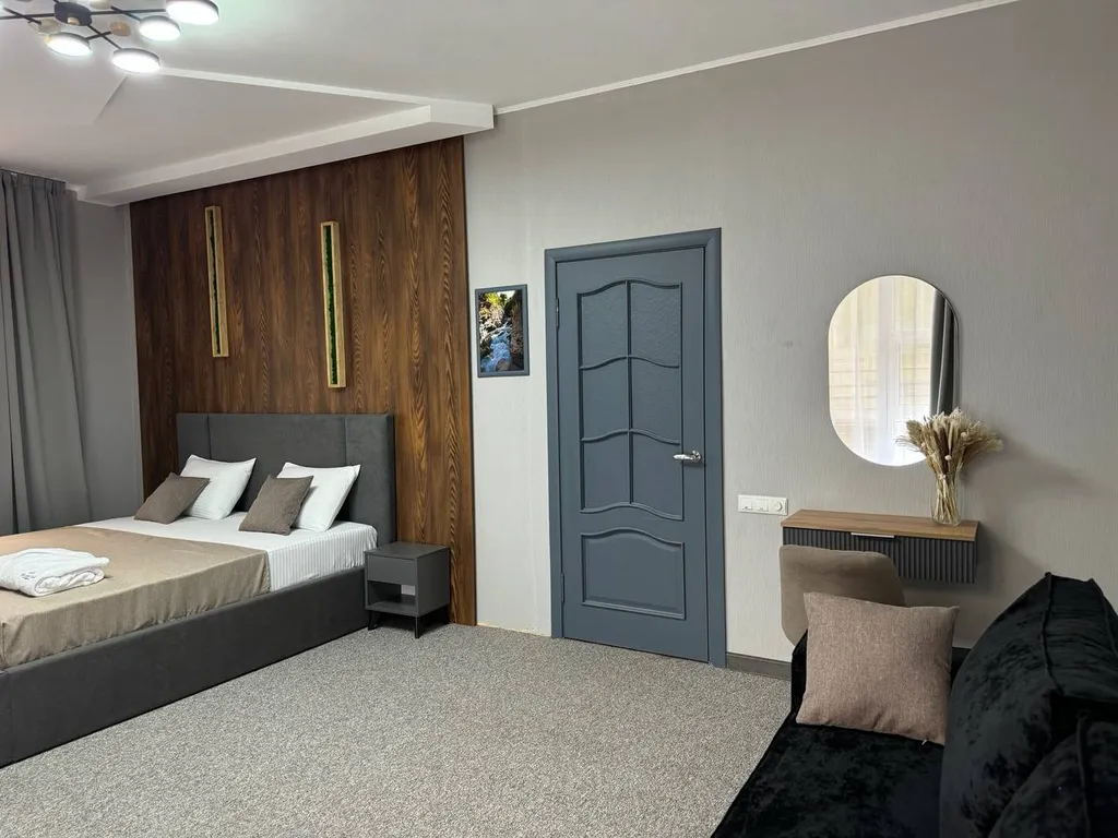 Люкс с балконом и видом на горы и лес