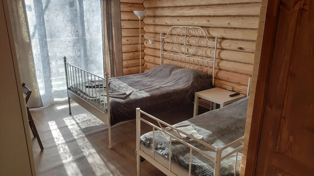 Уютный домик у озера с балконом